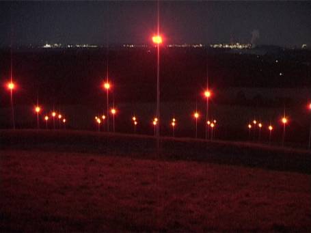 Moers : Halde Rheinpreussen, die Leuchtmasten erstrahlen die Halde in ein rotes Licht